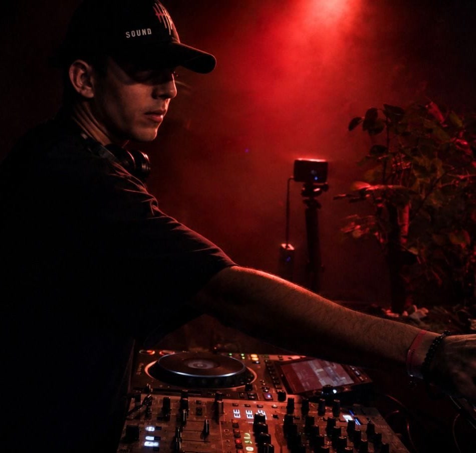 FerchX en cabina durante un set en vivo