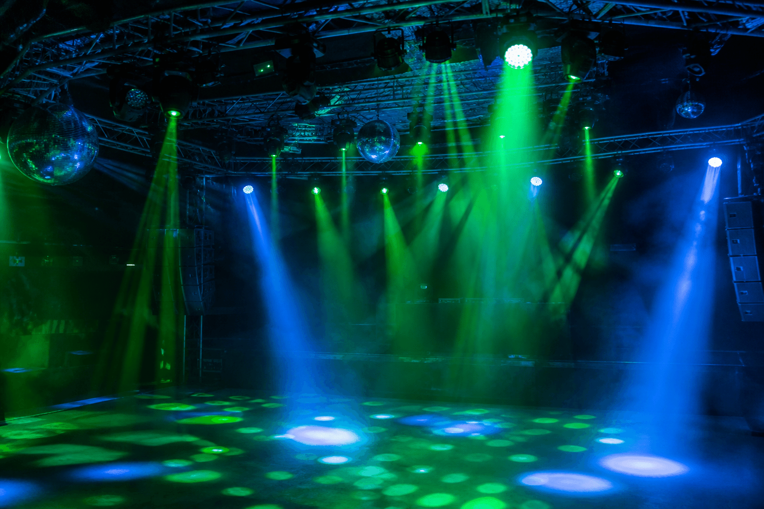 Rig profesional: truss, moving heads y atmósfera en haz